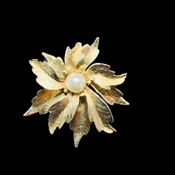Vintage Emmons Gold Tone Faux Pearl Flower Clip On Earrings (5021) - Picture 2 of 6